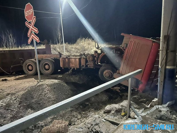 Три человека погибли: появились ужасающие кадры смертельного ДТП с поездом и фурой в Иркутской области 2