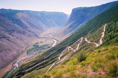 Крутой перевал Кату-Ярык в Республике Алтай